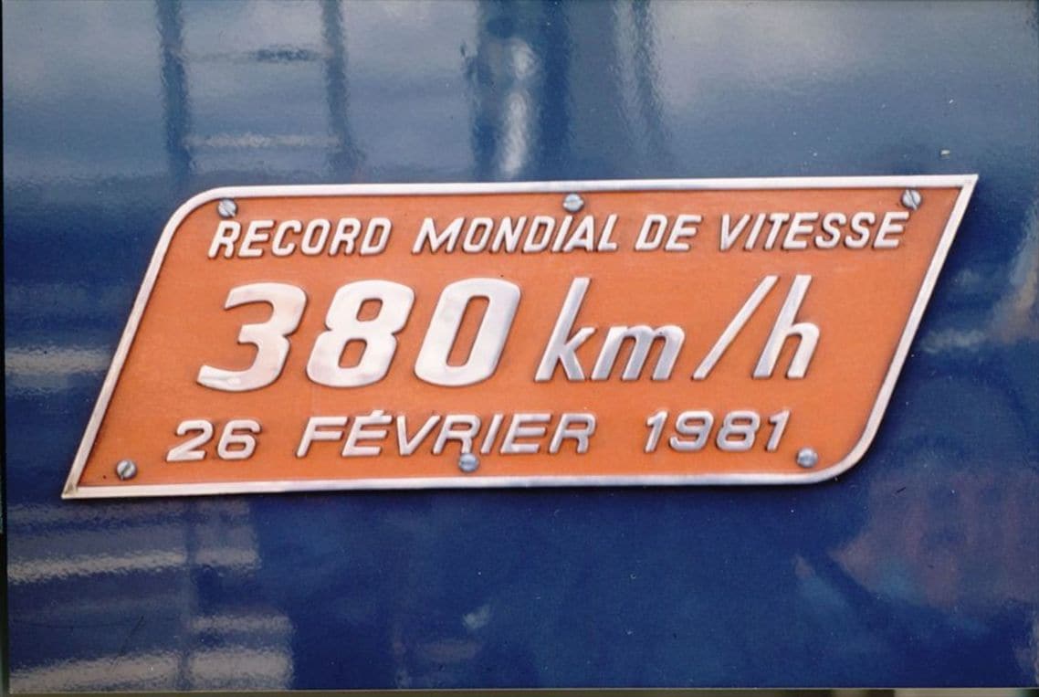 1981年に時速380kmを記録したTGVのプレート