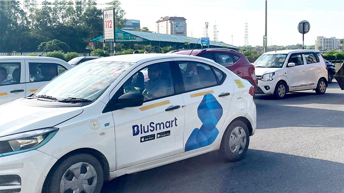 デリーの街を走るBluSmartの電気自動車タクシー