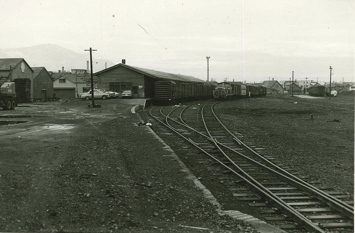 1975年頃の岩内駅。牽引機はディーゼル機関車に変わったが鉄道貨物輸送の需要もあった（写真：岩内町郷土館）