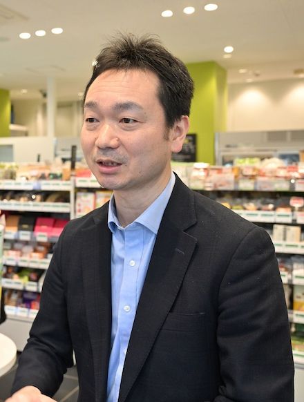 ビオセボン・ジャポン取締役の今井顕輝氏。「消費者の食生活を豊かにすることが、小売りがオーガニックを扱う意味」という（撮影：風間仁一郎）