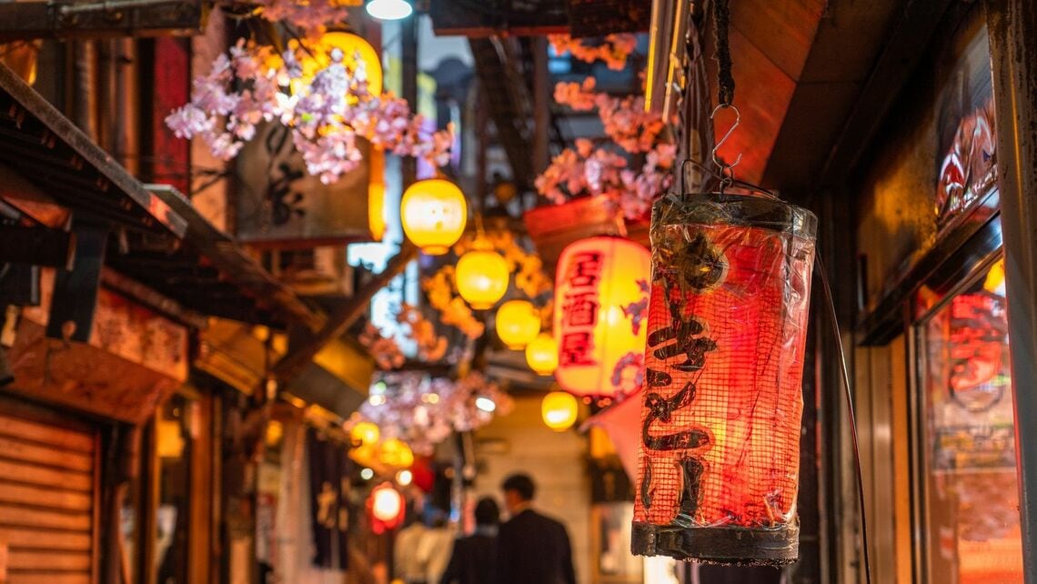 飲食店は大きな打撃を受けています（写真： まちゃー ／PIXTA）