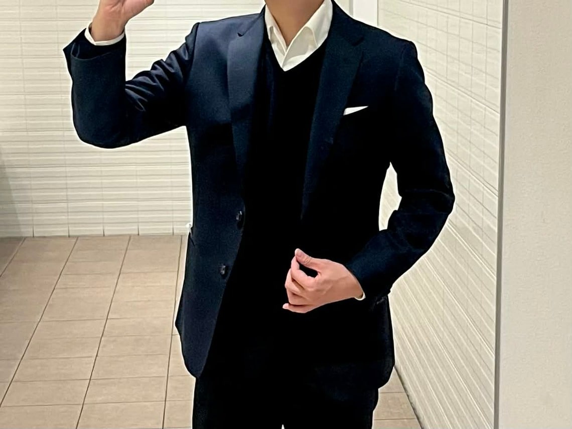 お腹まわりのシワを隠れるスプリングニット（写真：筆者撮影）