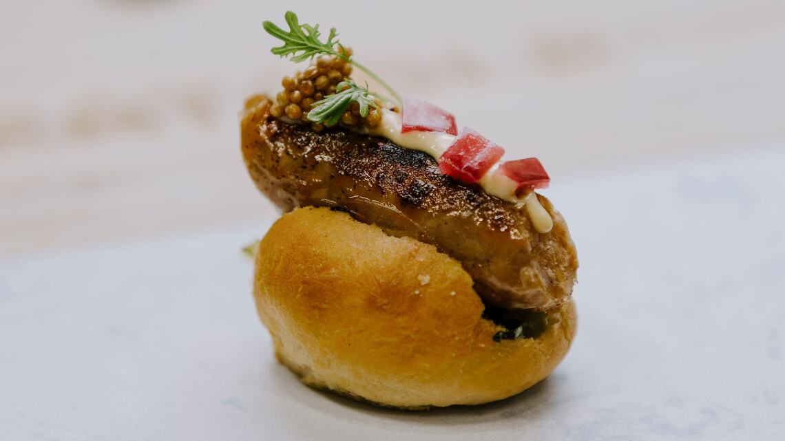 培養肉の「豚肉」を使ったホットドッグ(写真:lvy Njiokiktjien/The New York Times)