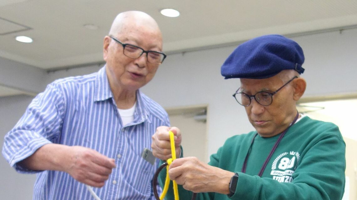 手品の練習をする佐藤基行さん（左）と渡辺淳三さん。共に80歳だ（撮影/國府田英之）