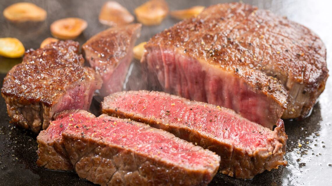 「肉を食べすぎてはいけない」は本当なのか（写真：セーラム／PIXTA）