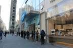 グローサリーストアは入店人数を制限。店外で、距離をあけて並んで待つ