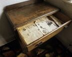 引き出しの底には当時の新聞が敷かれている
