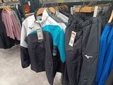 MIZUNOのウィンドブレーカーは税込9680円（筆者撮影）
