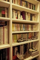 書斎スペースの書棚。クルマ好きの片りんも窺えます（写真：平郡政宏）