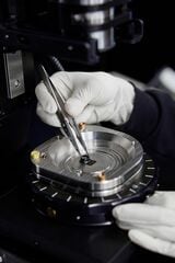 地下には精密機器を組み立て検査するためのクリーンルームも用意されている（写真：アップル）