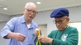 手品の練習をする佐藤基行さん（左）と渡辺淳三さん。共に80歳だ（撮影/國府田英之）
