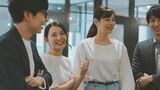 笑い合う男女