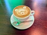 「BARMAN CAFE」人気メニューのカフェラテ（筆者撮影）