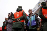 中国転覆船をクレーンで180度回転 不明360人の生存絶望視