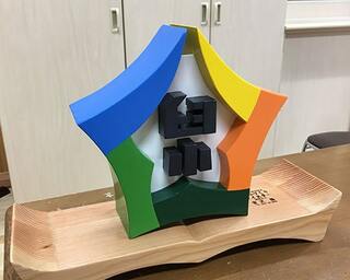 新しい校章を立体に起こしたモニュメント