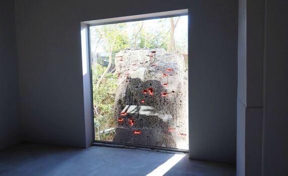 建物内から見た大谷石オブジェ