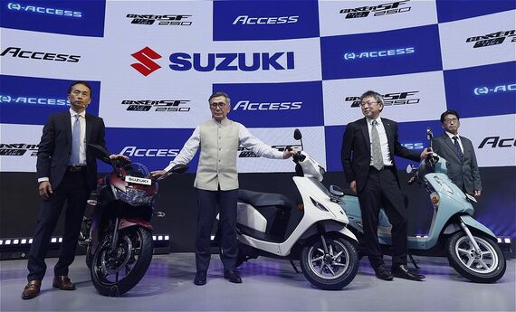 2025年1月にインド・ニューデリーで開催された「Bharat Mobility Global Expo 2025」で公開された、新型のeアクセスおよびアクセス、そしてジクサーSF250