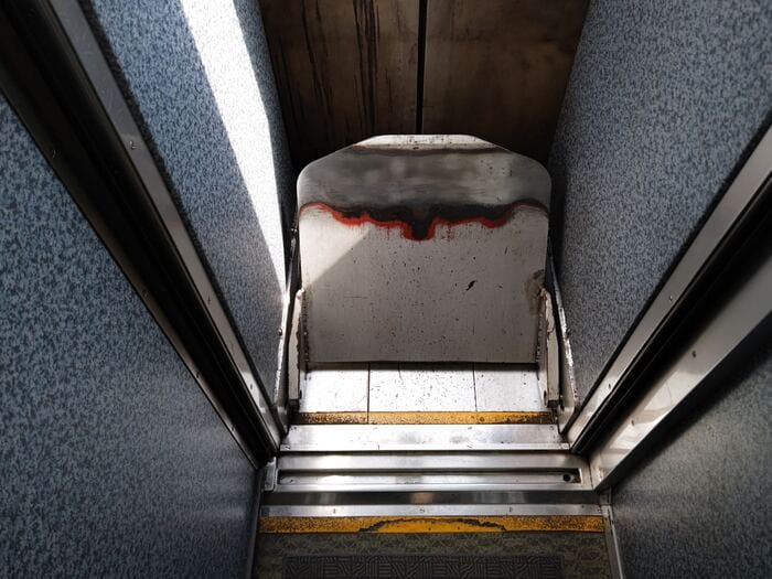 貫通路の床面