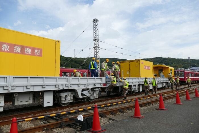 復旧作業のために荷台から降りる