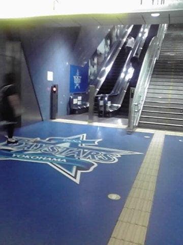 日本大通り駅の床