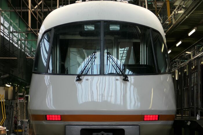 前照灯は前面ガラスの内側にある