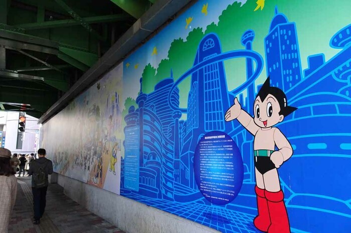 ガード下に描かれた「鉄腕アトム」。高田馬場は