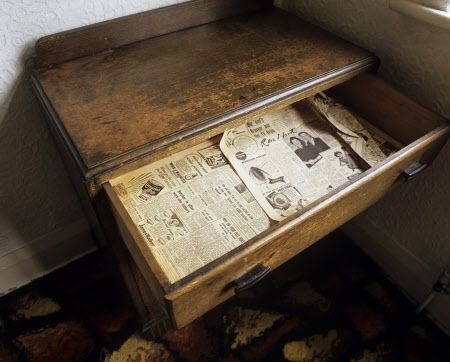 引き出しの底には当時の新聞が敷かれている