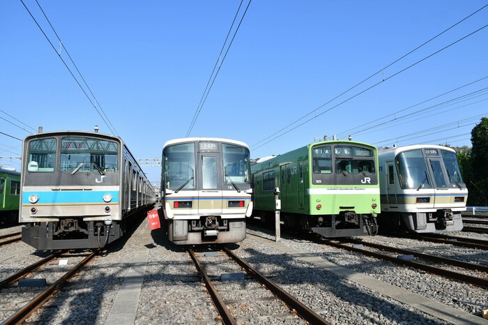 奈良線や関西本線で活躍中の車両と並ぶ