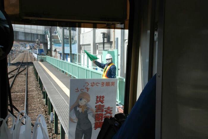 再開当初は信号が壊れており、保安員が手旗信号で
