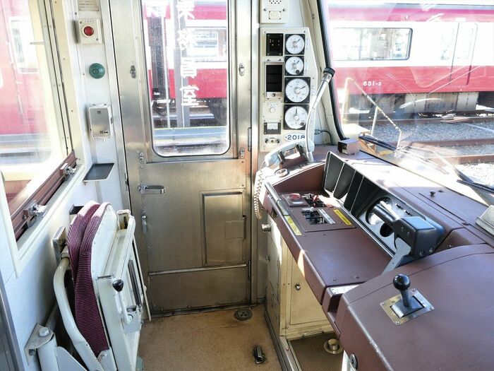 大きな窓で明るい運転室内