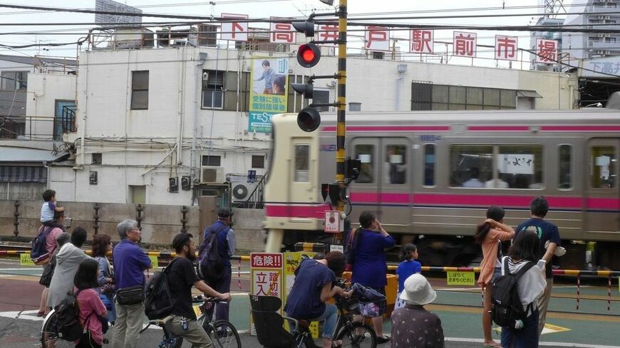 下高井戸駅前の踏切＝2016年（記者撮影）