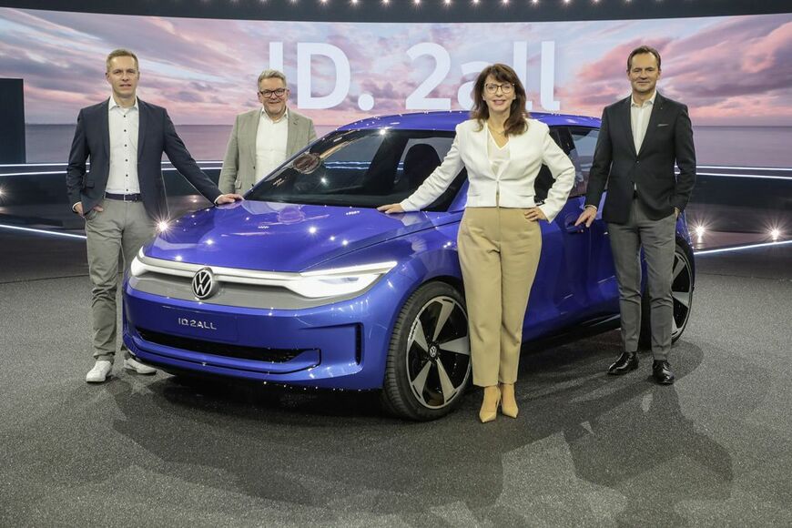 VWの主要メンバー：右からトマス・シェーファーCEO、 ブランドセールス／マーケティング／アフターセールス担当取締役のイメルダ・ラベー氏、ヘッドオブデザインのアンドレアス・ミント氏、ブランド技術開発担当取締役のカイ・ グリューニッツ氏（写真：Volkswagen AG）