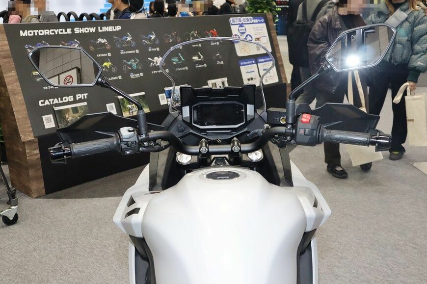 スズキの新型クロスオーバーバイク「SV-7GX」(写真：筆者撮影）