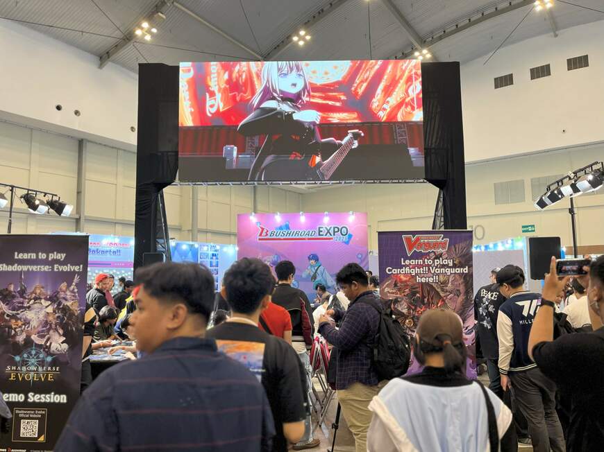 入口付近に設置された特設ステージ。日本の声優やカードプレイヤーが登壇し、カードゲーム大会も生配信