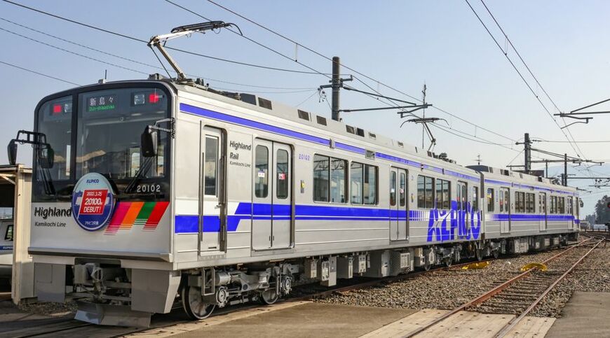 2基のパンタグラフを搭載したアルピコ交通20100形クハ20102。連結する電動車のモハ20101に電力を供給している（筆者撮影）