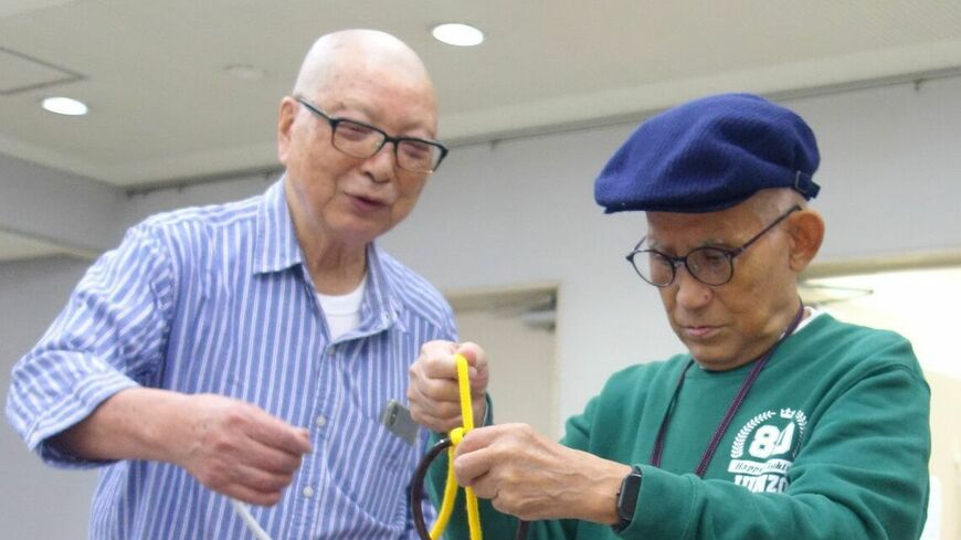 手品の練習をする佐藤基行さん（左）と渡辺淳三さん。共に80歳だ（撮影/國府田英之）
