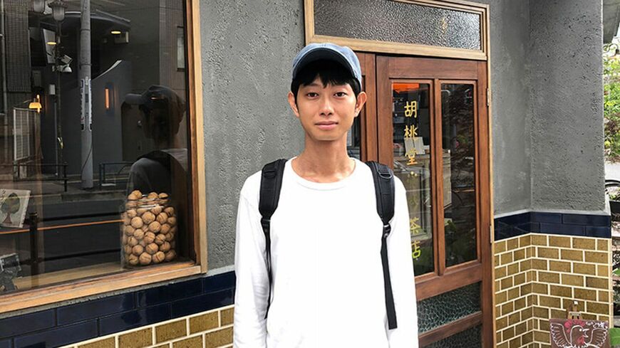 “なんもしない”サービスを提供し、人気を博す「レンタルなんもしない人」35歳。彼はなぜ“なんもしない”を職業にしたのだろうか（写真：OCEANS）