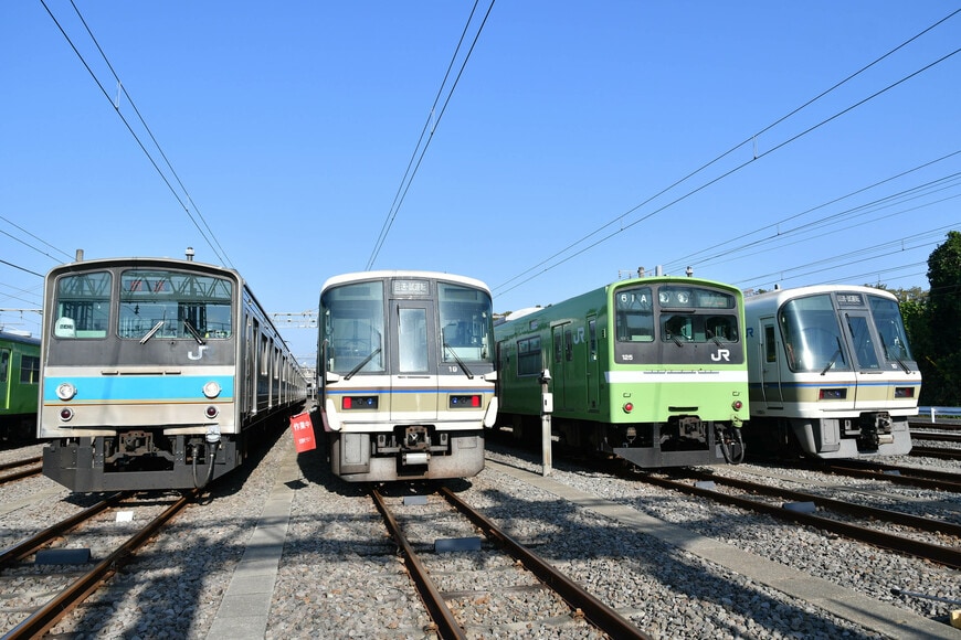 奈良線や関西本線で活躍中の車両と並ぶ（筆者撮影）