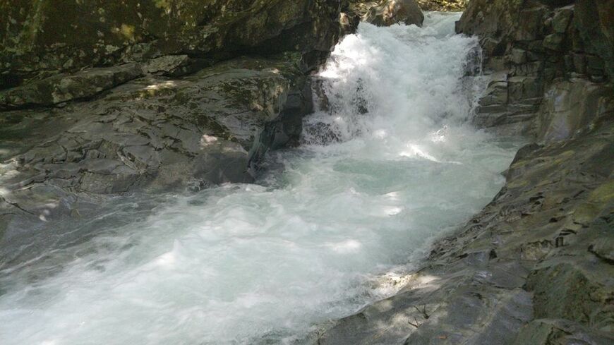 天川村に流れる清流「みたらい渓谷」（筆者撮影）