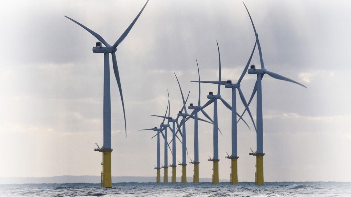 能代港の洋上風力発電所の風車