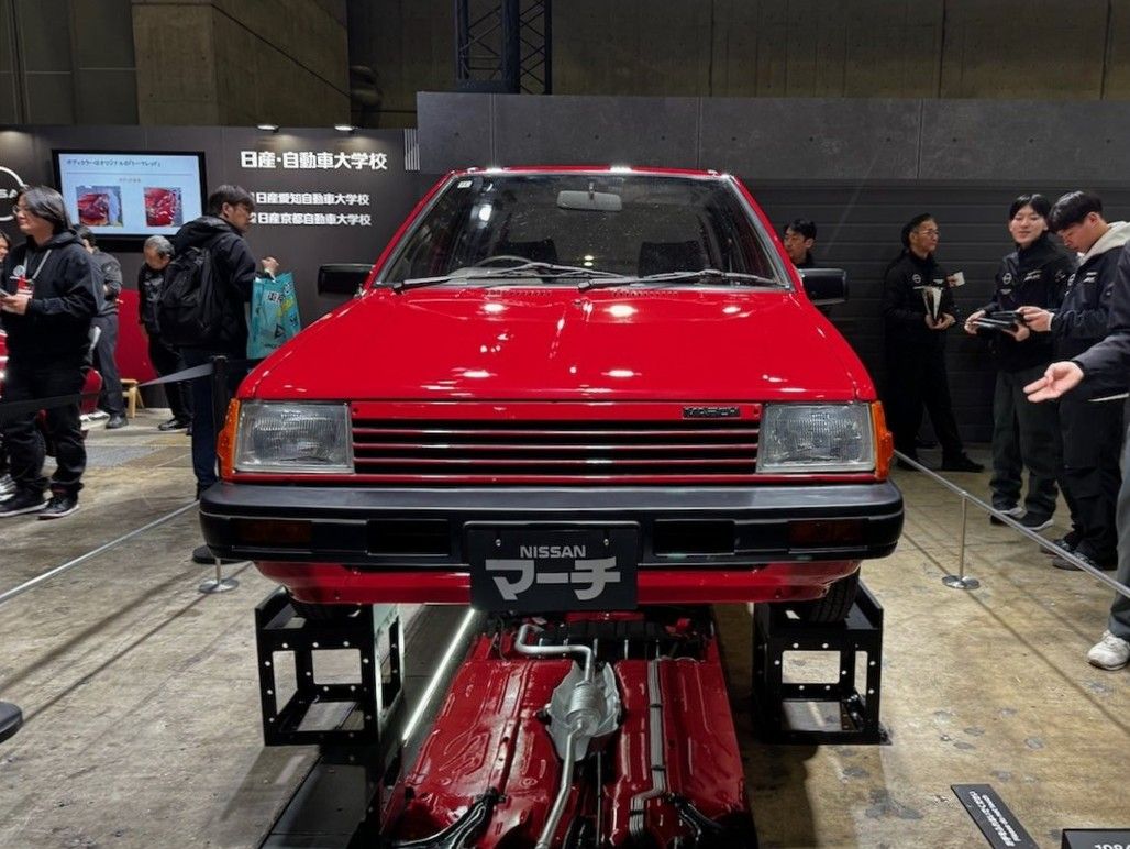 近藤真彦氏の初代「マーチ」を日産自動車大学校の生徒たちがトランスミッション載せ替えなどフルレストア（筆者撮影）
