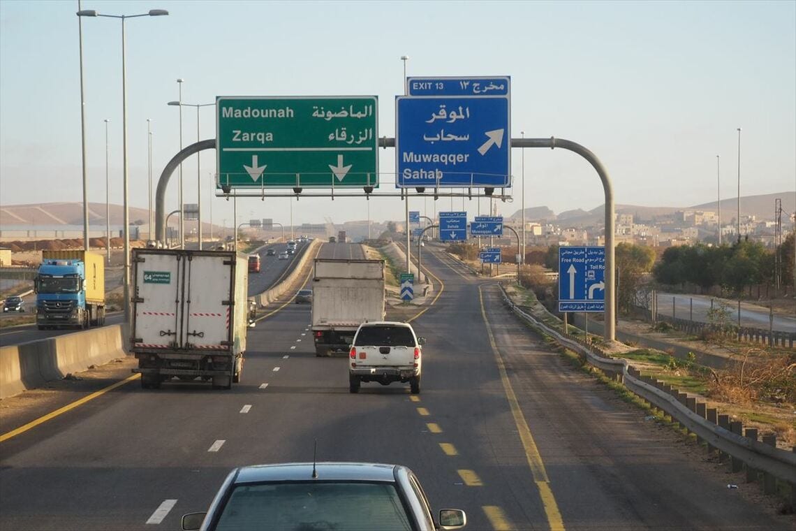 首都アンマン近郊の高速道路。英語とアラビア語の道路標識が完備（筆者撮影）