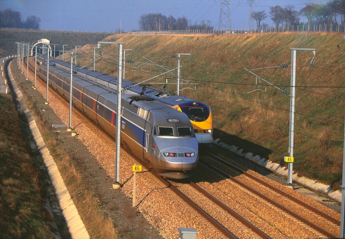 北ヨーロッパ線を走るTGV-R（左）。ユーロスターとすれ違う（撮影：南正時）