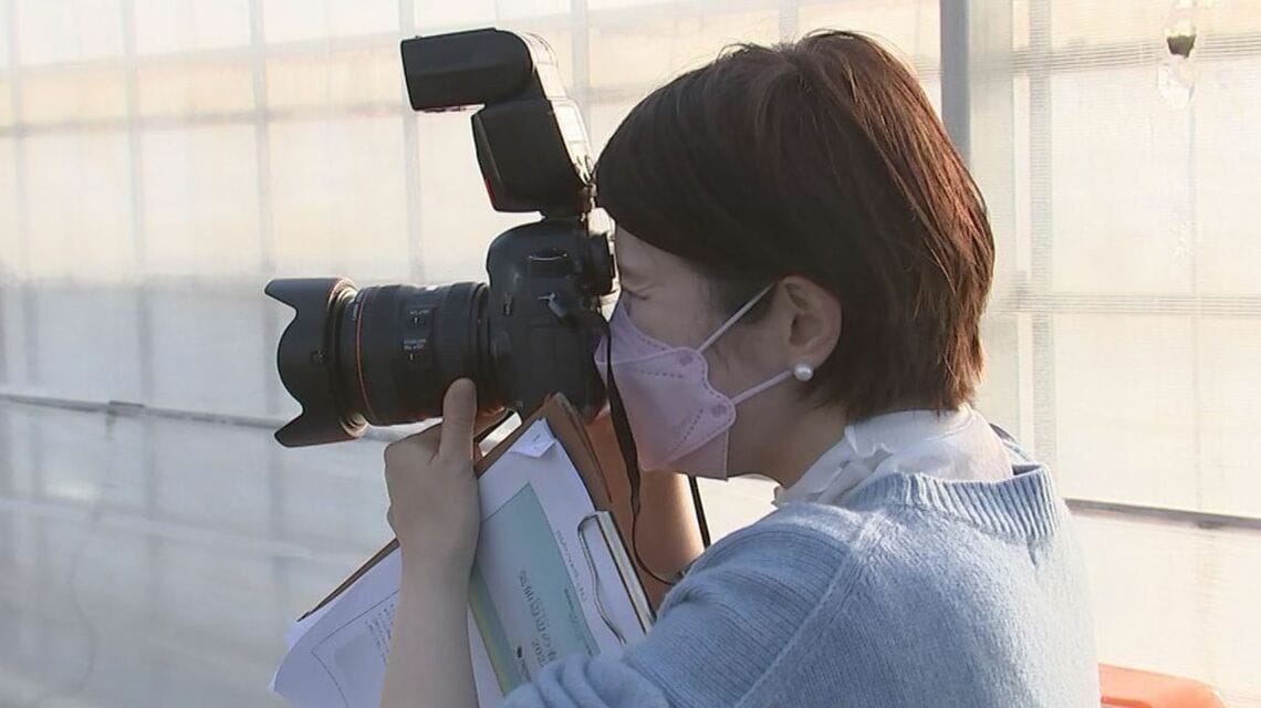 取材中の鈴木さん