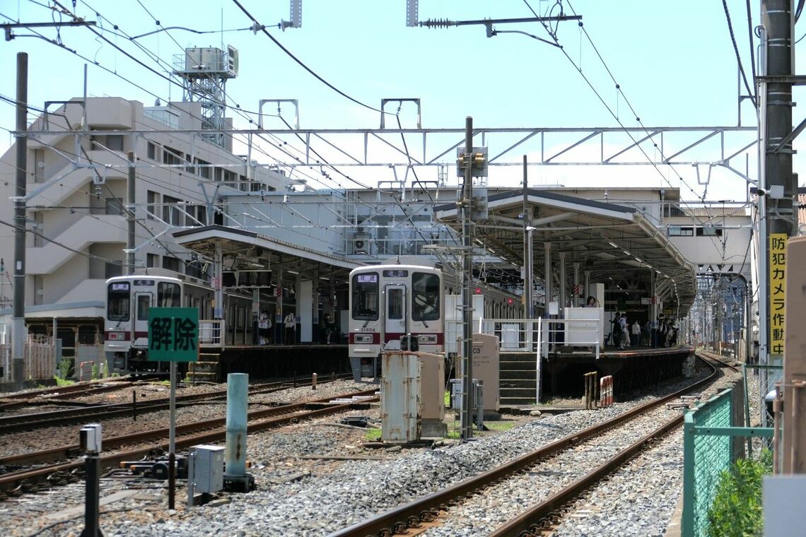 池袋方から見た上板橋駅。下りの1番線（左端）と上りの3番線に普通が停車（記者撮影）