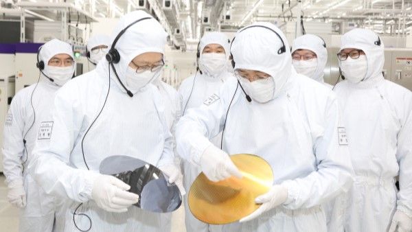 韓国の秋慶鎬（チュ・ギョンホ）副首相兼企画財政相（左）が2023年4月、半導体需要の減少を受け、サムスン電子の半導体工場を訪問した（写真・韓国企画財政省）