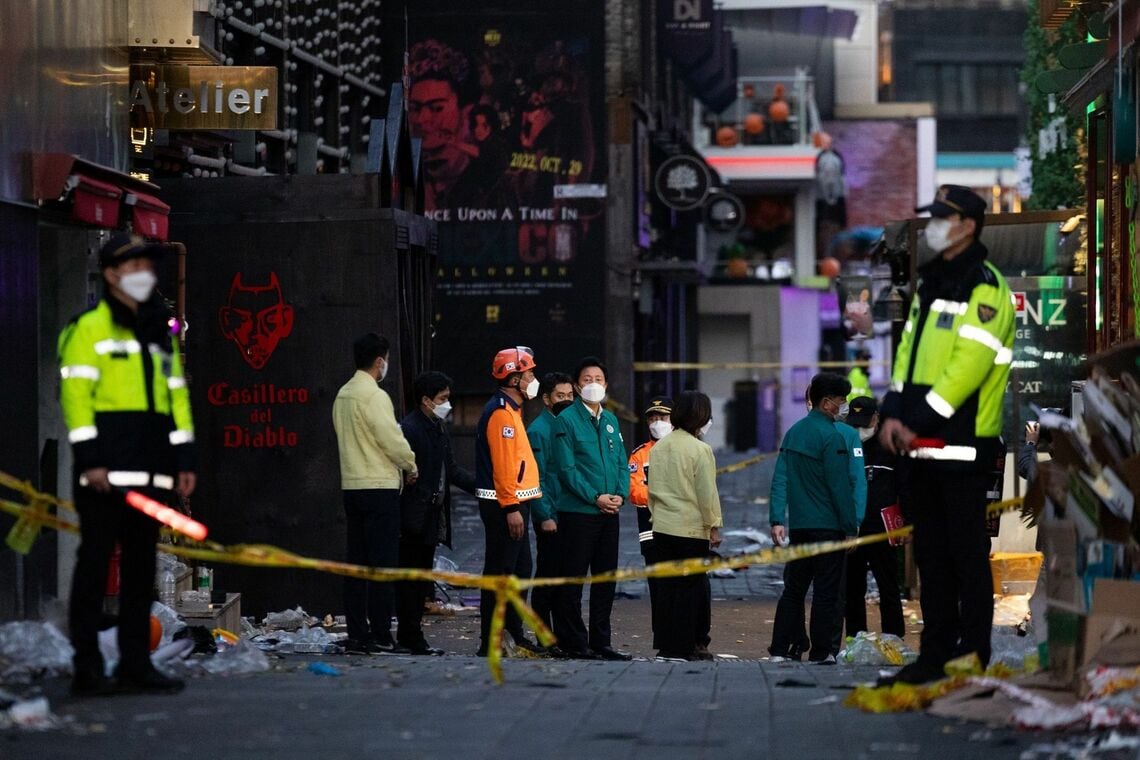 30日、雑踏事故の起きたソウル・梨泰院の現場を視察する尹錫悦大統領 © 2022 Bloomberg Finance LP