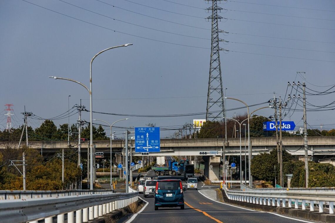 世良田駅近くの県道。奥に見える高架は国道。工場が多いエリアだ（撮影：鼠入昌史）