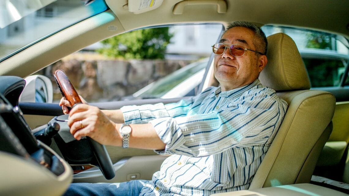 高齢運転者が増え続けている現状もあり、高齢ドライバーが引き起こす事故が問題となっている。大きな原因の1つとなるのが視力や視野に問題がある「視覚障害」だ（写真：bee／PIXTA）