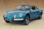 アルピーヌA110はリアエンジンのためノーズが薄い